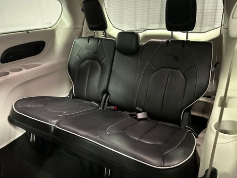 Used 2024 Chrysler Pacifica Limited image 25