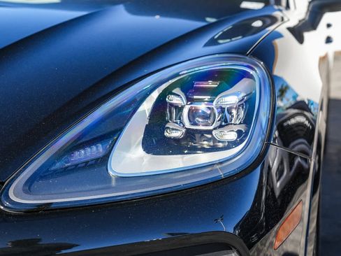 Used 2023 Porsche Cayenne Platinum Edition image 8