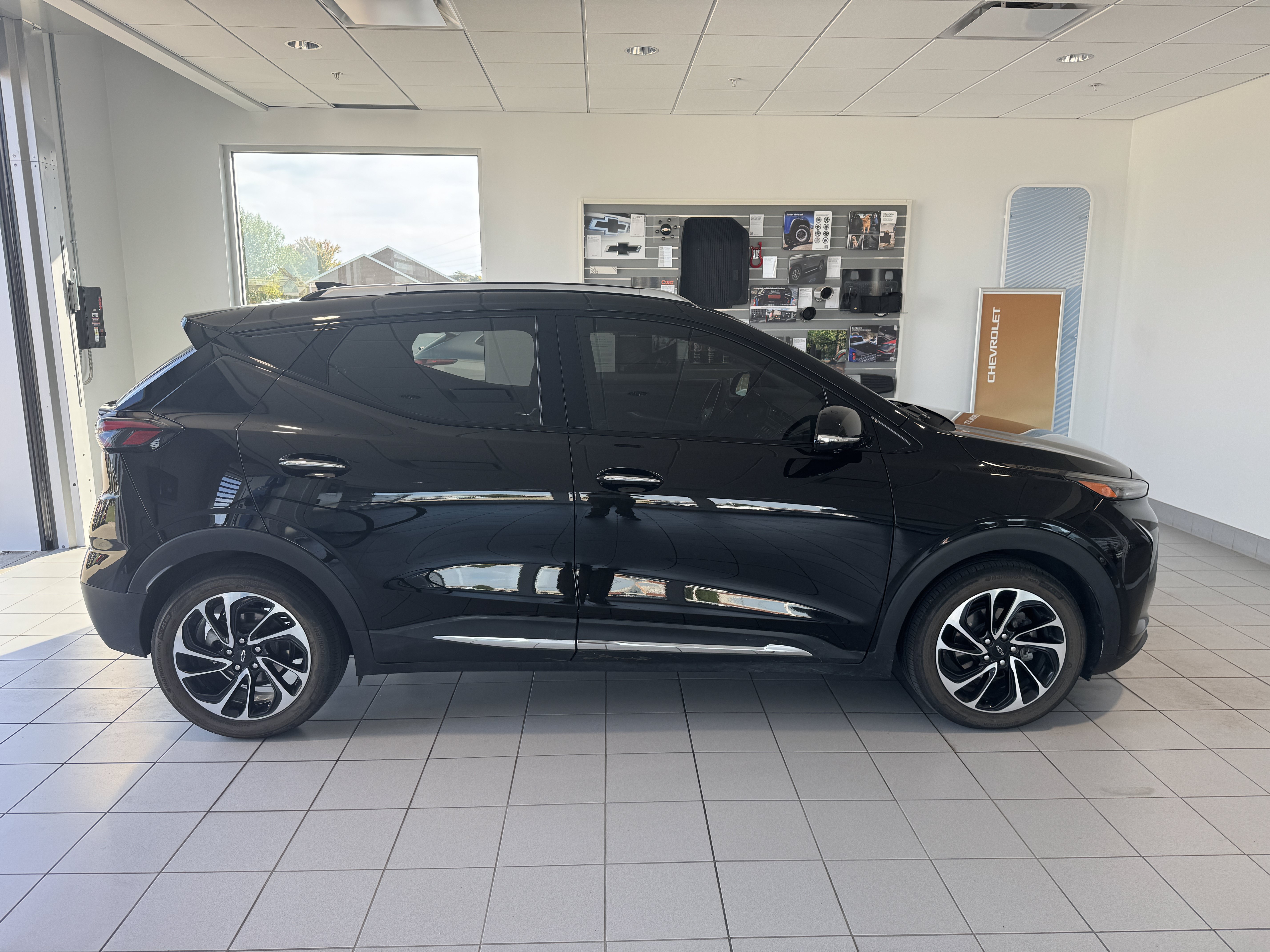 Used 2022 Chevrolet Bolt EUV Premier w/ Super Cruise Package FWD image 6
