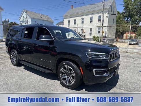 Used 2024 Jeep Wagoneer L Series II w/ Flexible Seating Group AWD/4WD image 2