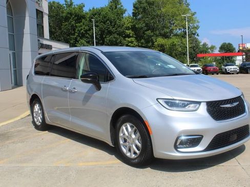 Used 2024 Chrysler Pacifica Touring-L FWD image 10
