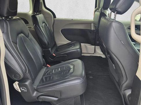 Used 2022 Chrysler Pacifica Touring-L FWD image 17
