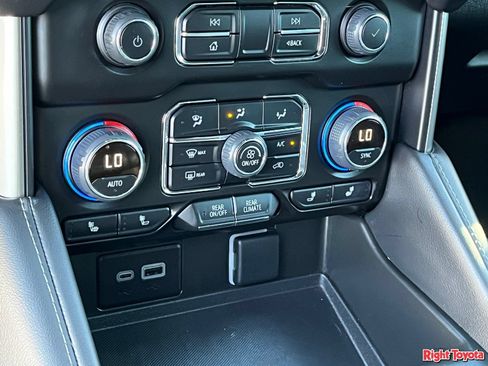 Used 2023 Chevrolet Tahoe Z71 w/ Luxury Package AWD/4WD image 29