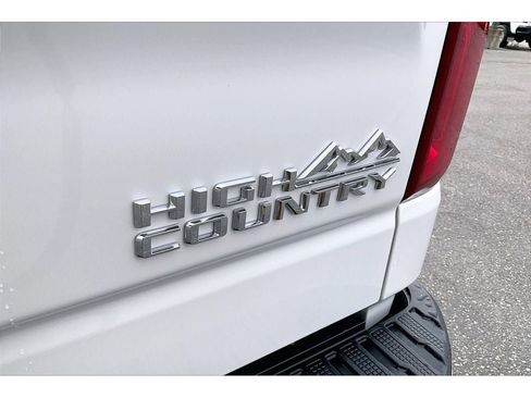 Used 2022 Chevrolet Silverado 1500 High Country w/ Technology Package AWD/4WD image 9