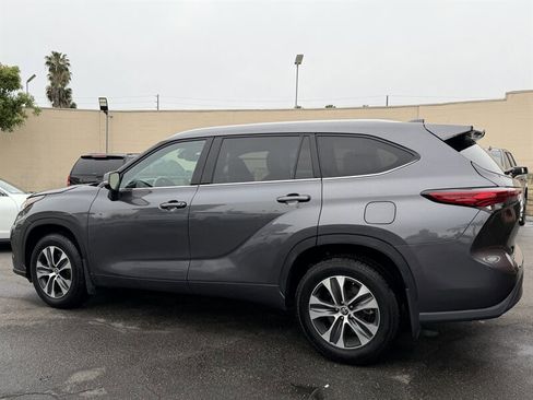Used 2022 Toyota Highlander XLE AWD/4WD image 12