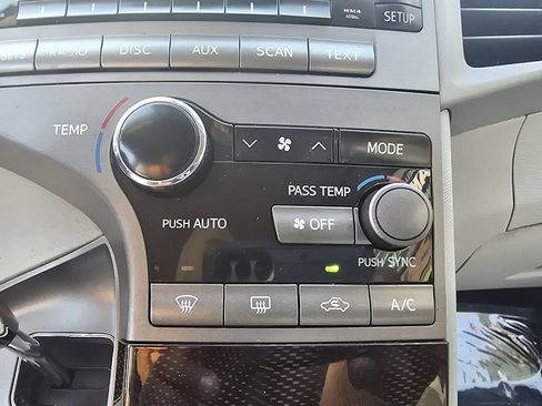 Used 2012 Toyota Venza LE FWD image 31