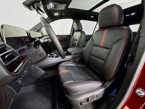 Used 2025 Chevrolet Traverse RS image 22