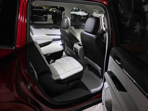 Used 2024 GMC Acadia Denali image 13