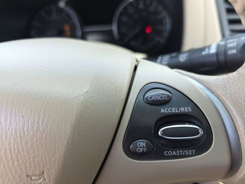 Used 2014 Nissan Pathfinder SV image 25