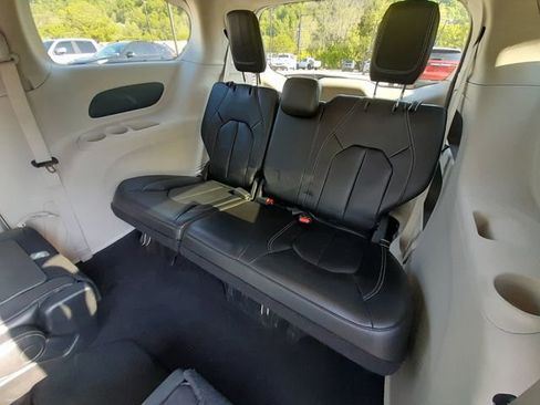 Used 2023 Chrysler Pacifica Touring-L FWD image 47