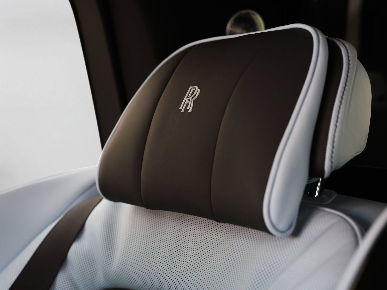 Certified 2025 Rolls-Royce Cullinan Black Badge AWD/4WD image 41