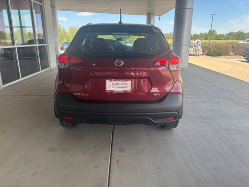 Used 2018 Nissan Kicks SV FWD image 4