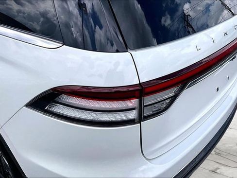 Used 2022 Lincoln Aviator AWD w/ Premium Package image 29