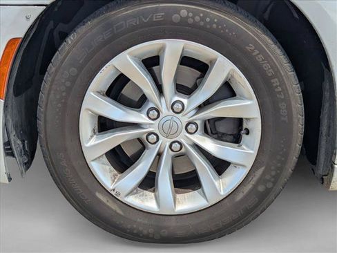 Used 2015 Chrysler 300 Limited RWD image 9