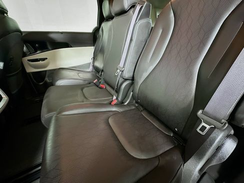 Used 2024 Kia Carnival EX FWD image 4