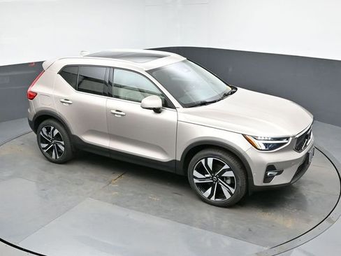 Used 2023 Volvo XC40 B5 Plus w/ Driver Assist Package image 17