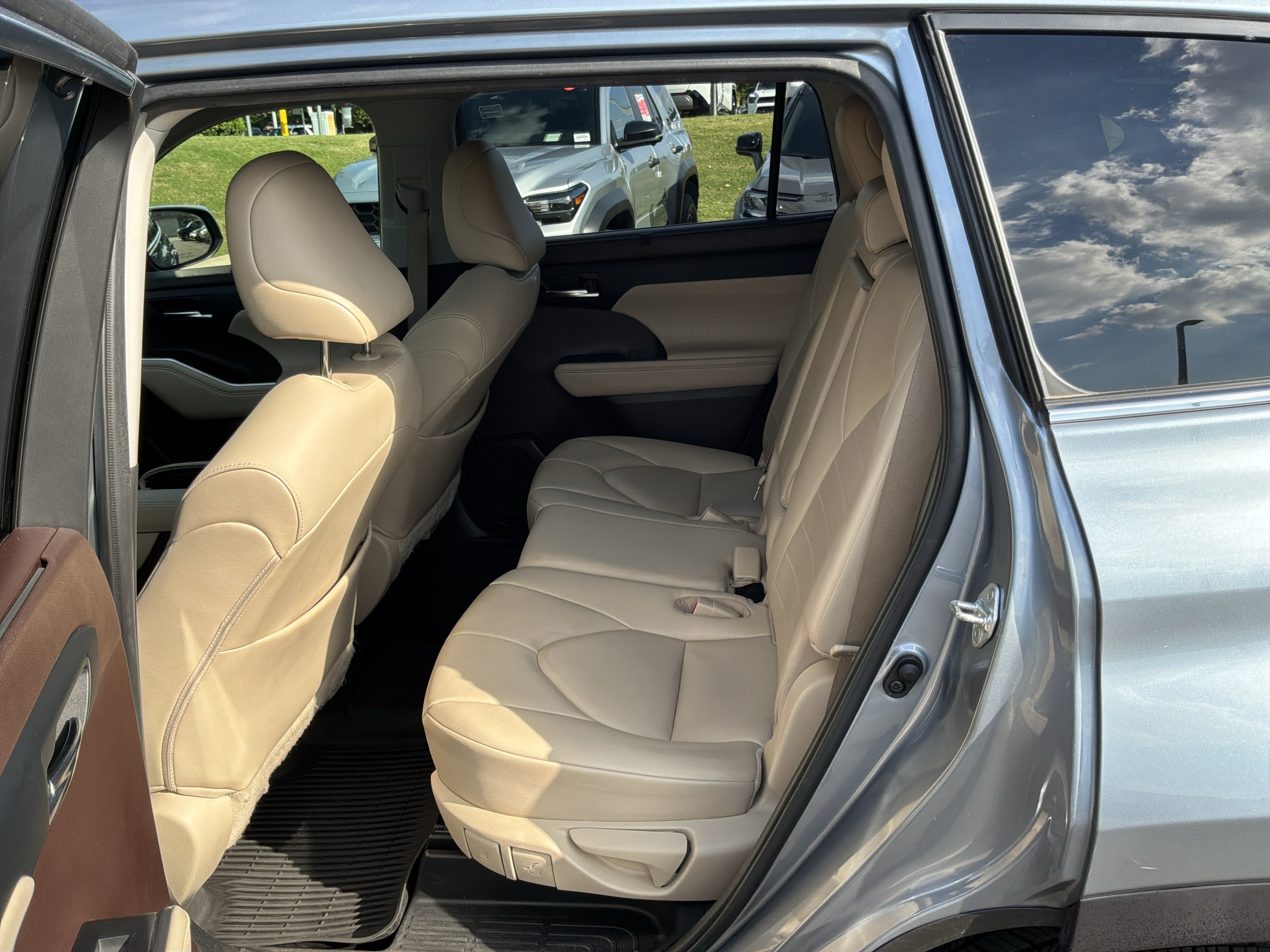 Used 2021 Toyota Highlander XLE FWD image 31