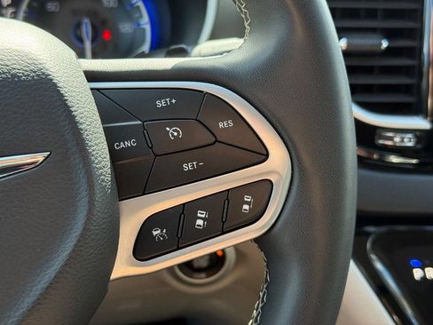 Used 2022 Chrysler Pacifica Touring-L FWD image 16