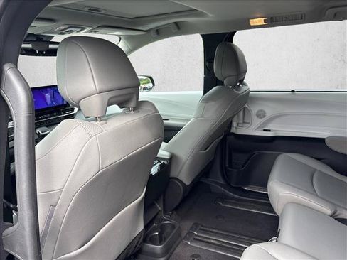 Certified 2026 Toyota Sienna XLE FWD image 17