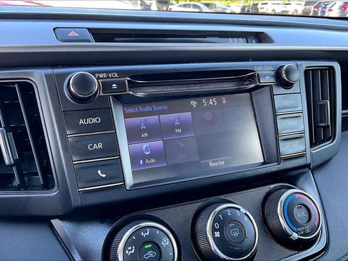 Used 2018 Toyota RAV4 LE FWD image 31