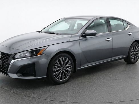 Used 2025 Nissan Altima 2.5 SV FWD image 3