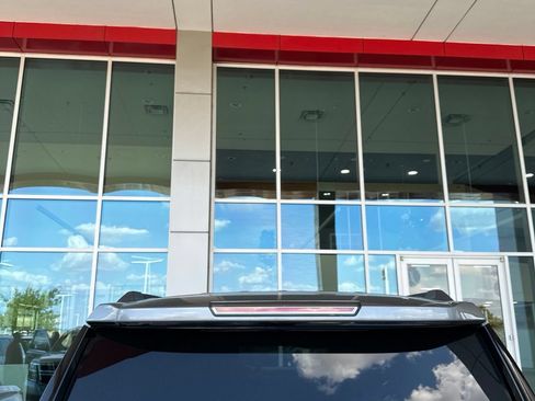Used 2018 GMC Yukon SLT w/ Premium Edition RWD image 13