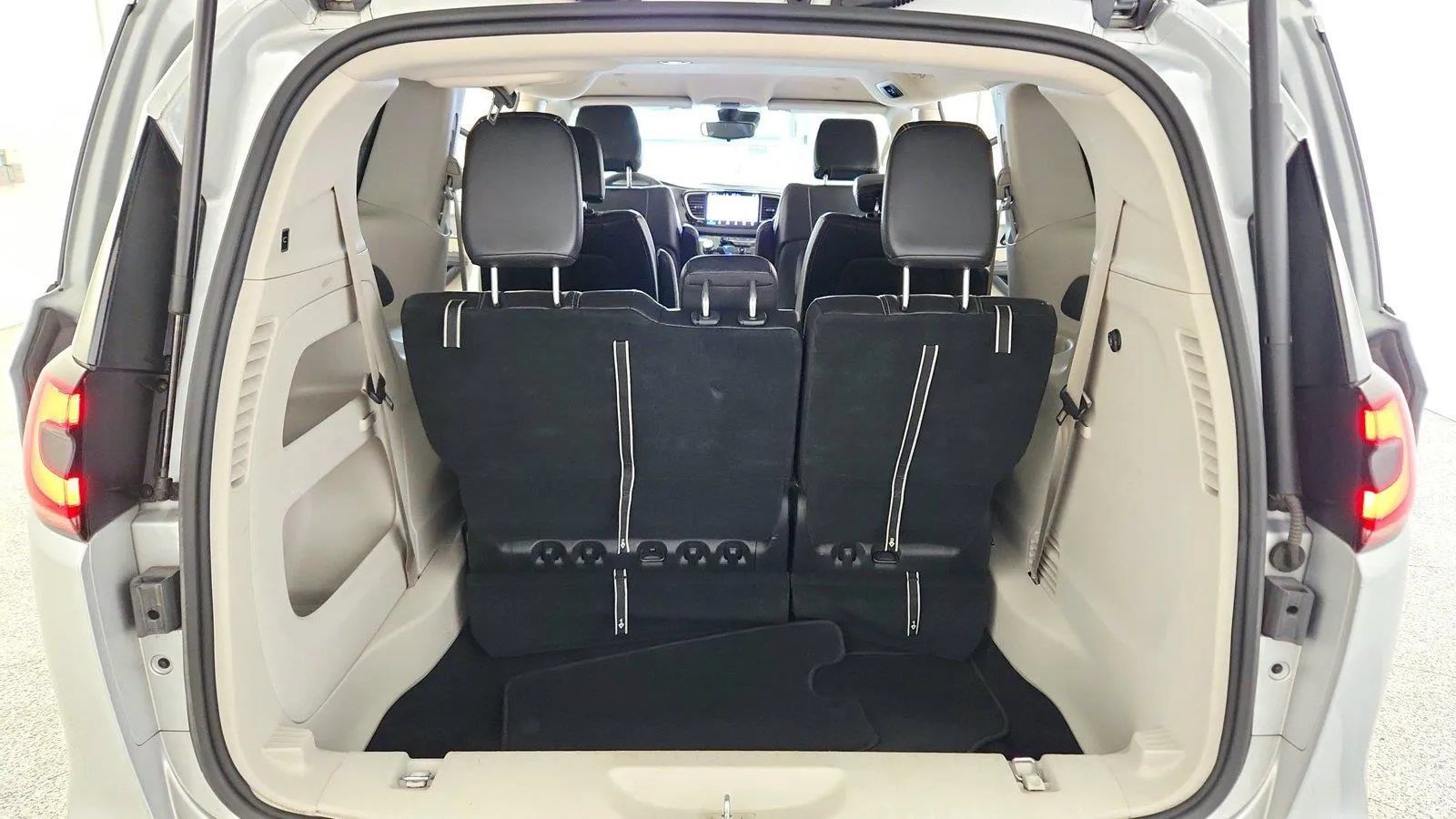 Used 2024 Chrysler Pacifica Touring-L FWD image 39