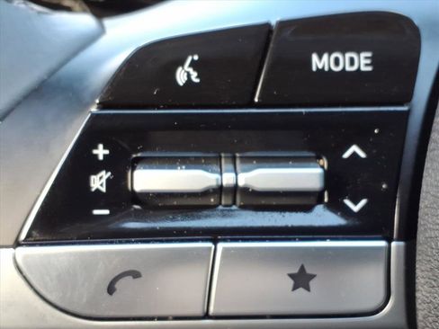 Used 2025 Hyundai Elantra SEL image 29