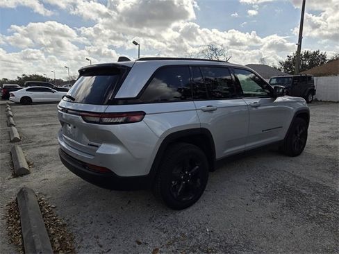 Certified 2025 Jeep Grand Cherokee Limited w/ Black Appearance Package image 7