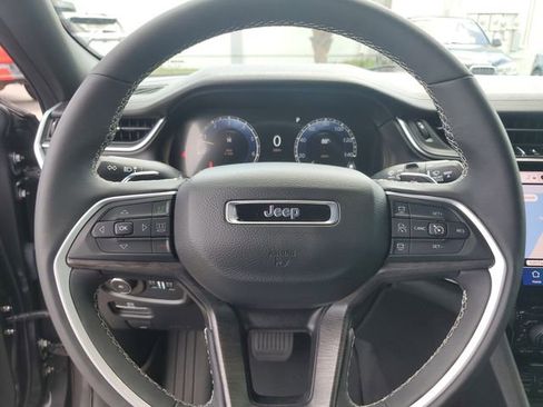 Used 2025 Jeep Grand Cherokee Limited w/ Luxury Tech Group II image 22