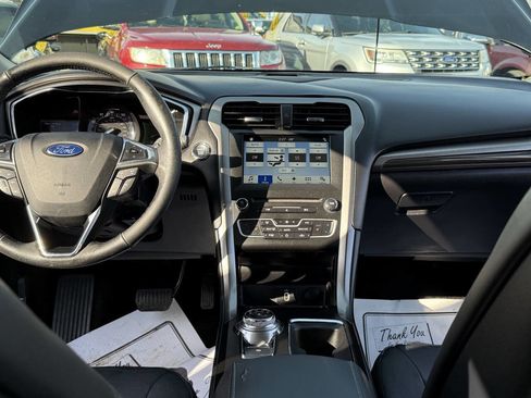 Used 2017 Ford Fusion SE w/ Fusion SE Technology Package image 11