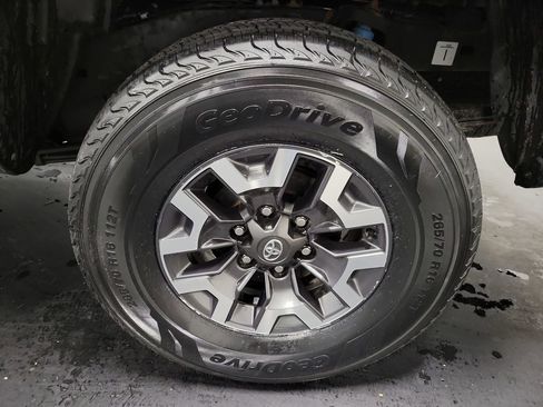 Used 2022 Toyota Tacoma TRD Off-Road w/ Technology Package image 10