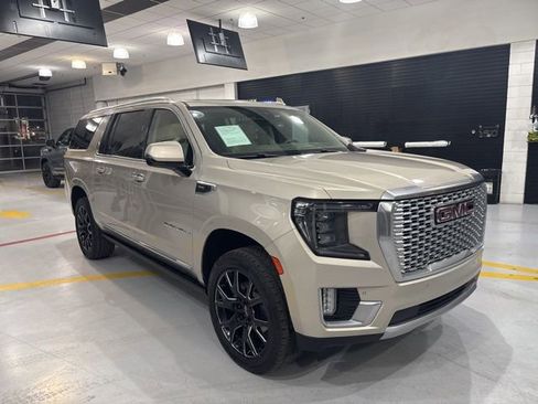 Used 2021 GMC Yukon XL Denali w/ Denali Premium Package image 4
