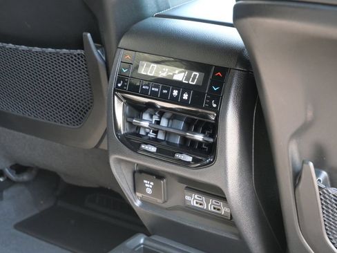 Used 2022 Jeep Grand Cherokee L Overland w/ Luxury Tech Group IV AWD/4WD image 17