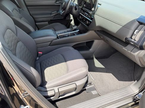 Used 2025 Nissan Pathfinder SV FWD image 16