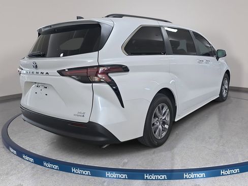 Used 2024 Toyota Sienna XLE image 7