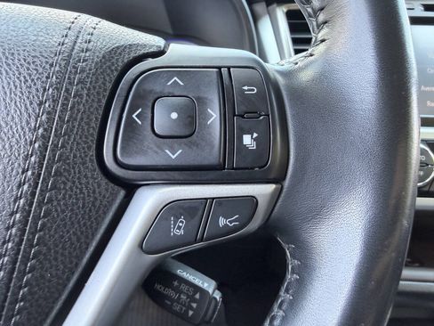 Used 2019 Toyota Highlander XLE AWD/4WD image 17