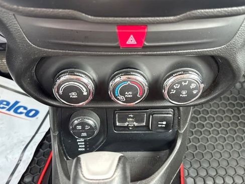 Used 2017 Jeep Renegade Trailhawk image 26