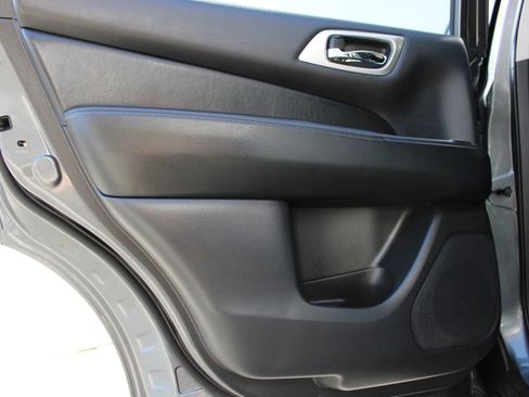 Used 2019 Nissan Pathfinder SL image 12