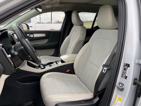 Used 2020 Volvo XC40 T5 Momentum w/ Protection Package Premier image 27