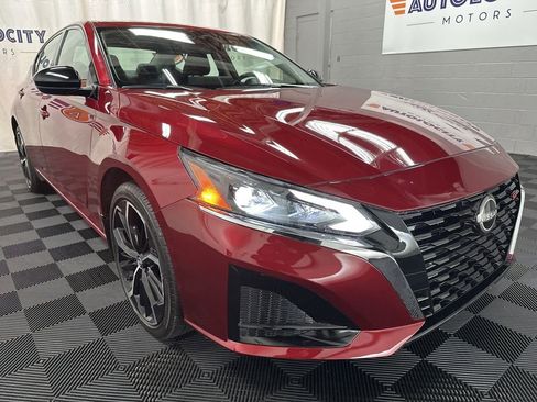 Used 2023 Nissan Altima 2.5 SR w/ SR Premium Package image 2