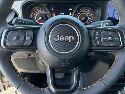 Used 2024 Jeep Gladiator Sport AWD/4WD image 16