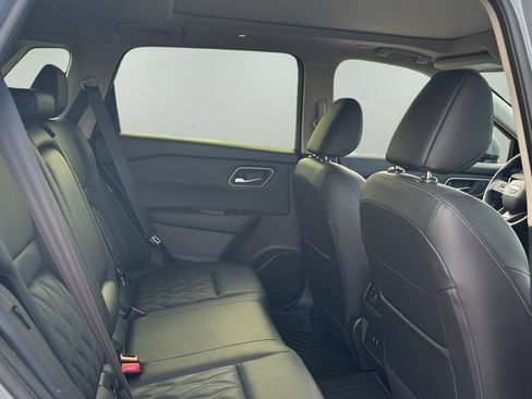 Used 2025 Nissan Rogue Platinum FWD image 15