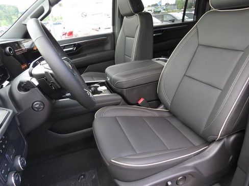 New 2025 Chevrolet Suburban Premier image 18