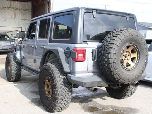 Used 2018 Jeep Wrangler Unlimited Sahara AWD/4WD image 3