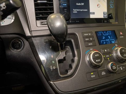 Used 2017 Toyota Sienna SE Premium image 17