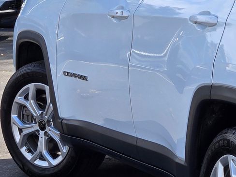 Used 2025 Jeep Compass Latitude image 15