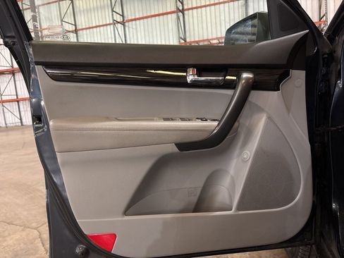 Used 2012 Kia Sorento LX w/ Convenience Pkg image 14