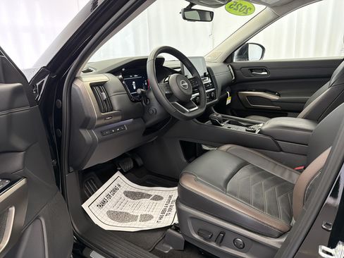 Used 2025 Nissan Pathfinder Platinum w/ Cargo Package AWD/4WD image 7