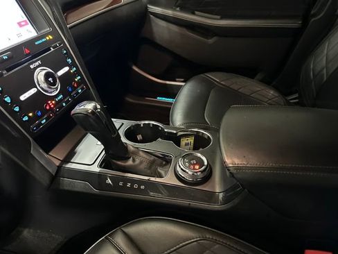 Used 2018 Ford Explorer Platinum image 16